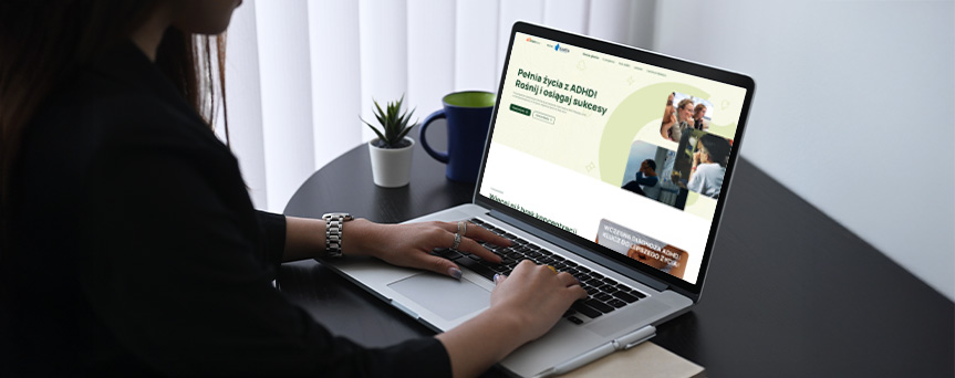 Strona główna portalu ADHDowcy widoczna na ekranie laptopa
